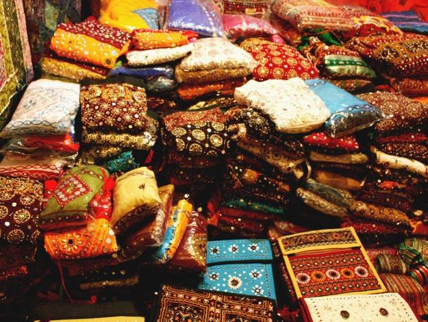 9 Best Shopping Destinations In Mumbai Where You Can Shop And Save!