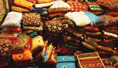 9 Best Shopping Destinations In Mumbai Where You Can Shop AND Save!