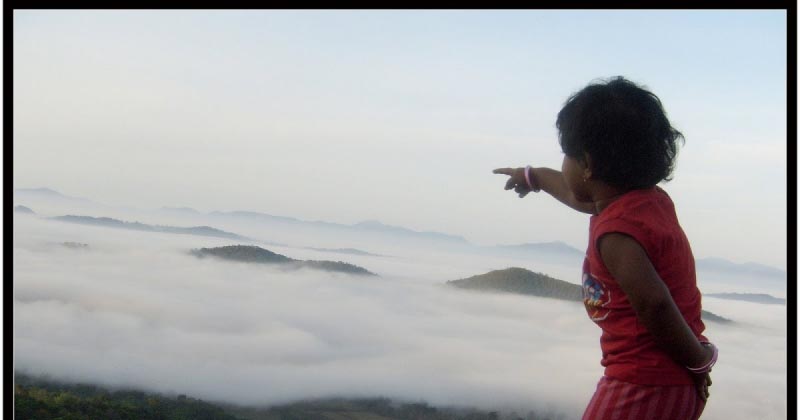 நிலாவின் காலடியில் நழுவுது வானம் - கூர்க்