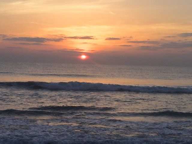 मद्रास जवळील महाबलीपुरम येथील सूर्योदय