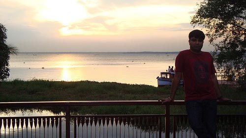 कल तस्वीर में मैं रहूँ, न रहूँ ।