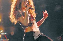 शकिरा चल चला चल...!