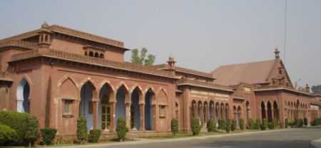 सौ बार झुका आकाश यहाँ