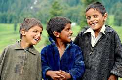 तुम मुस्कराओ  , दुनिया तुमरे संग मुस्कराएगी !