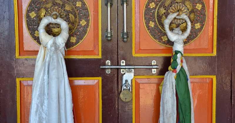 बसों में लटका भविष्य