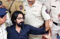 कुआं व खाई के बीच फंसी अभिव्यक्ति