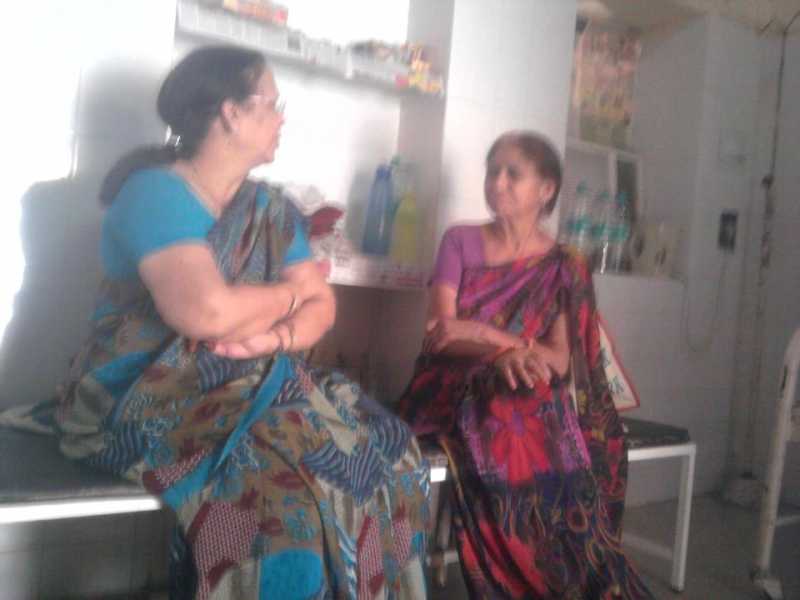 मां  और उनकी बचपन की सहेली