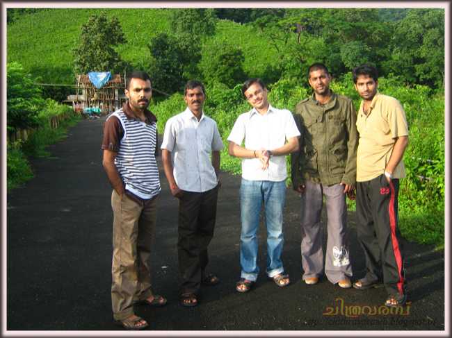 വെള്ളി മേഘങ്ങളെ തൊട്ടു തലോടി നെല്ലിയാമ്പതിയിലേക്ക്