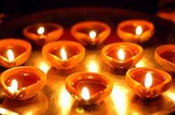 जलाओ दिए पर रहे ध्यान इतना कि अँधेरा धरा पर कही रह न जाये....