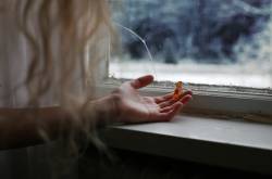 तुम्‍हारी मुस्‍कान तुम्‍हारे होंठों में छिपी / अनकही बातों की दरबान है