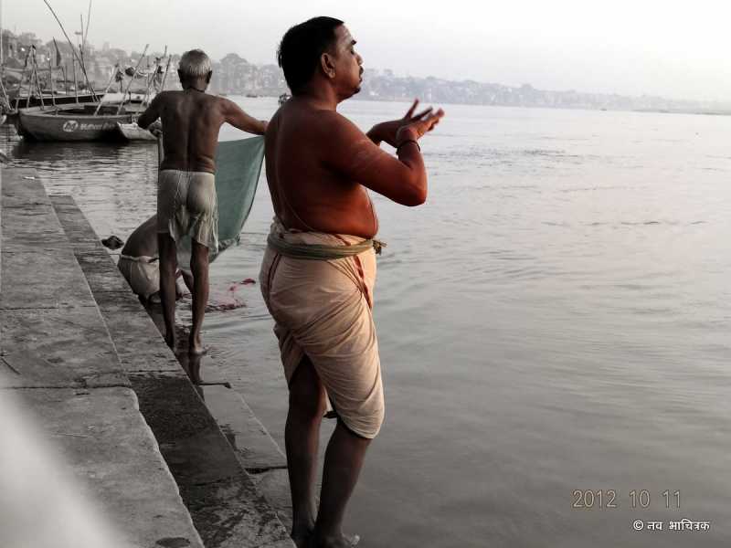 सूर्य कि उपासना करता ब्राह्मण 