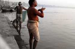 सूर्य कि उपासना करता ब्राह्मण 