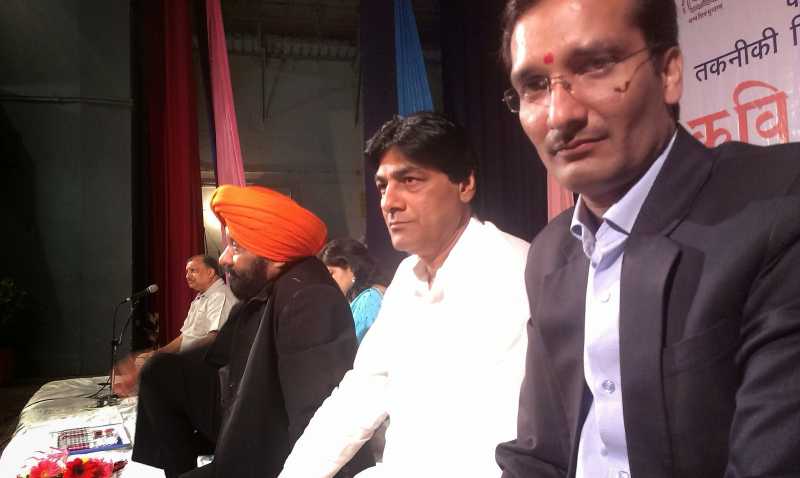 आयोजनों को हथियाने के लिए कोई कवि इतना नीचे भी गिर सकता है, यह पहली बार मुझे पता चला 