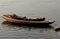 नाव रोटी भी, आशियाना भी 