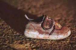 मेरे जूते को बचाकर रखना - गाज़ा नरसंहार पर एक मार्मिक कविता