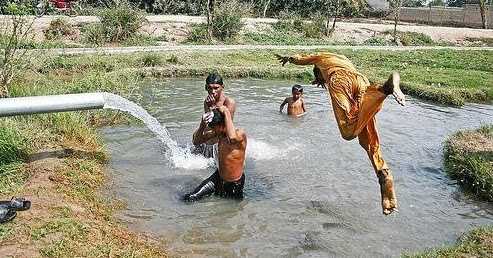 आज फिर गाँव लौट जाने का मन कर रहा है