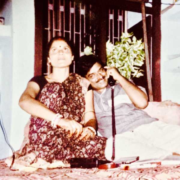 ठाकुर जी अपनी धर्म पत्नी श्रीमति पूनम ठाकुर के साथ