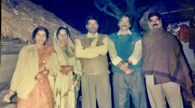 ठाकुर जी अपने सभी भाइयों और बहनों के साथ