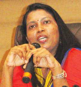 वेदपति हटे, सेल्वा कुमारी फतेहपुर जिले की नई डीएम