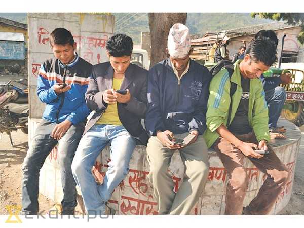 रिश्तों को ख़त्म कर रहा है मोबाइल फ़ोन 