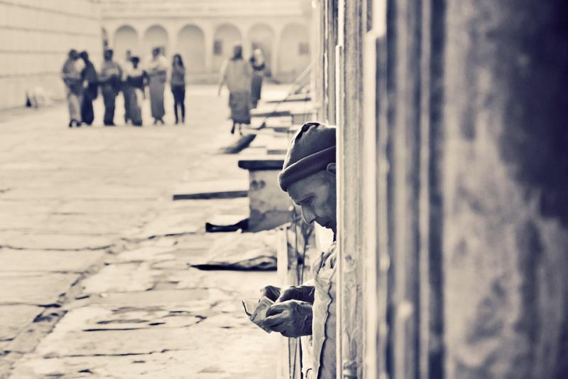 ગામડું, શહેર, અને વચ્ચે અટવાયેલું વૃદ્ધત્વ.