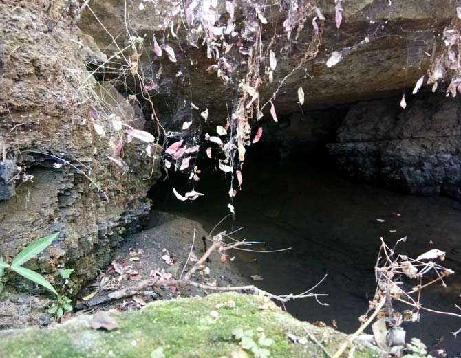 यहाँ  रात में रोती  हैं आत्माएं। कहती हैं बचा  लो हमें 