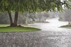 पाऊस होऊन गरजताना