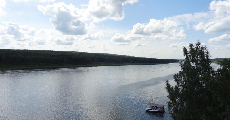 अब तो यादें है बस, जिनके सहारे कटती हूँ  