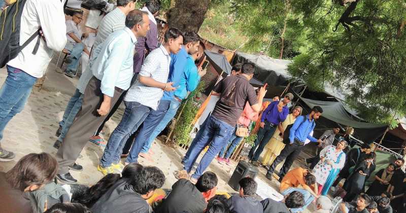 आहट सुनायी देती है.....? 