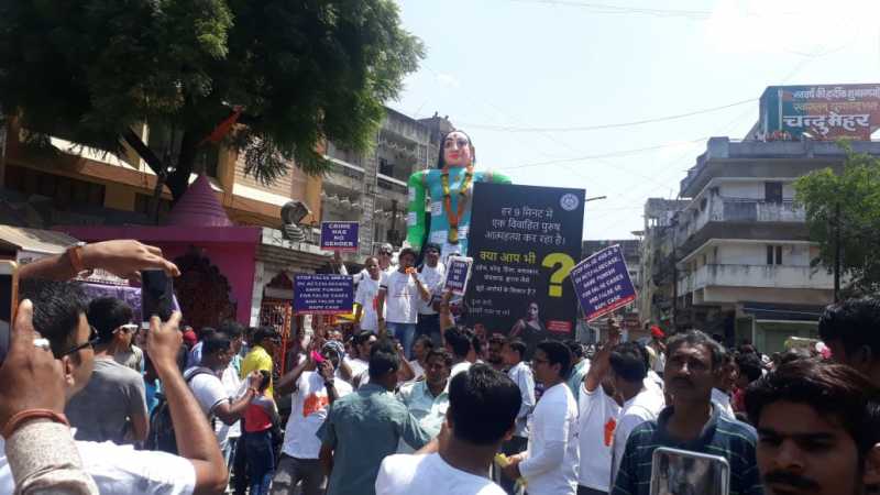 লিঙ্গ বৈষম্য আইনের বিরুদ্ধে নাগপুরের এক অভিনব প্রতিবাদ