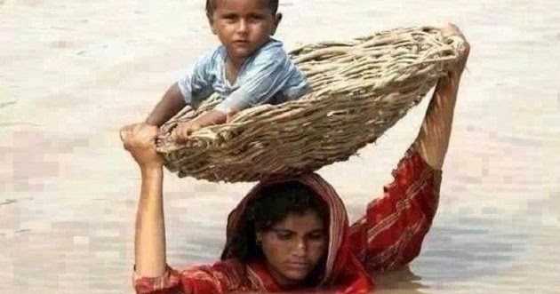 गर्दन तलक पानी में डूबी टोकरा इक माथ ले.