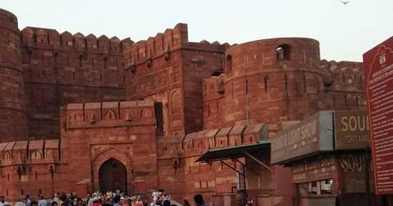 यात्रा-नसीरुद्दीन शाह की आवाज़ गूंजती है आगरा के किले में