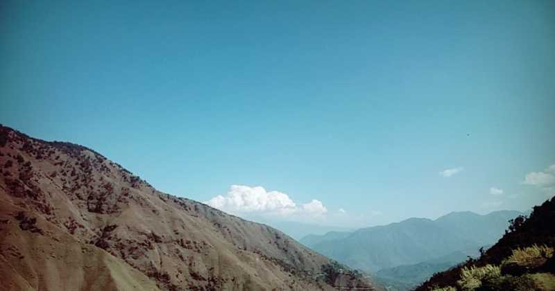 बर्तन माझती कुम्हारिन के हुस्न पर ग़रीबी हावी हैं..!!!