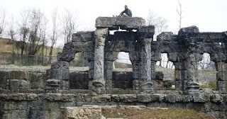  काश्मीर : सर्वांगीण अनास्थेचा बळी