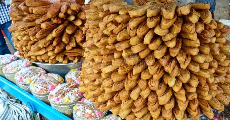 खाजा  को  खाजा क्यों कहते हैं पूछ कर राजा  से  ध्यान भटकाते हैं 