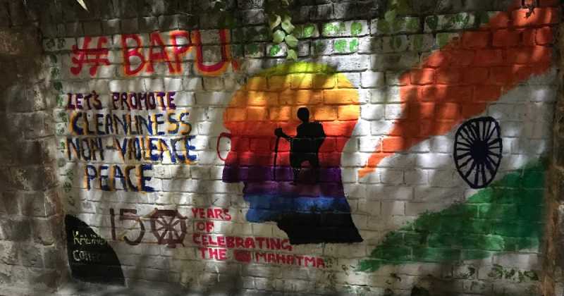 ये “दिल्ली यूनिवर्सिटी” नॉर्थ कैम्पस दीवारें है ...