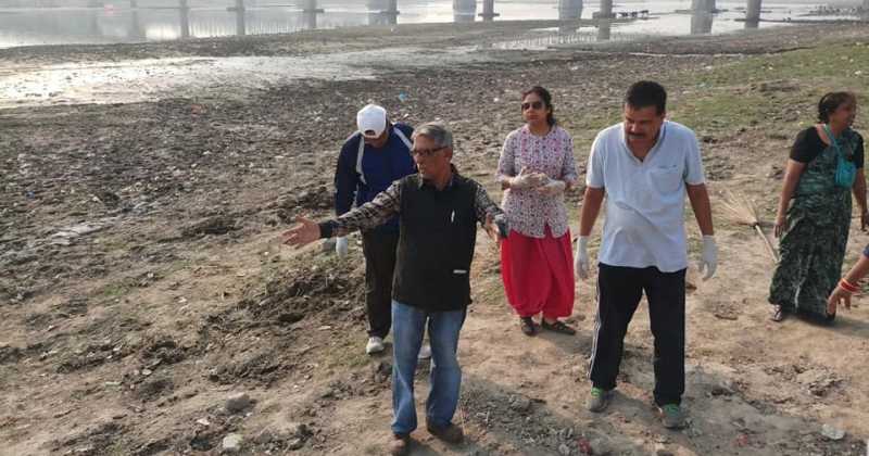 यमुना साफ करके दीपावली मना रहे हैं ताज सिटी के लोग 