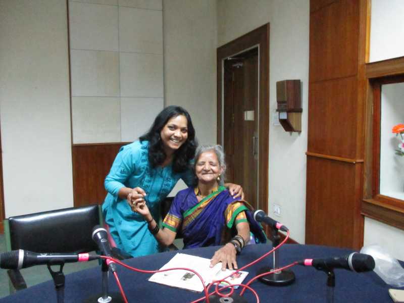 आकाशवाणी कोल्हापूर केंद्र येथे / तेजा दुर्वे आणि वसुधा चिवटे