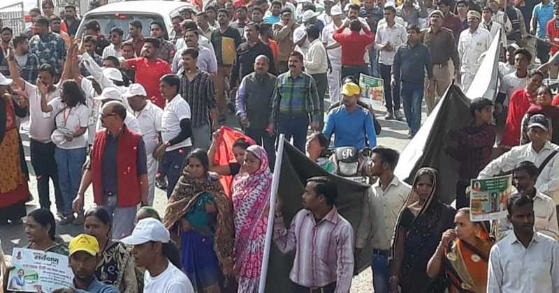 धूम धाम से  मनाई स्वच्छता रैली के  समापन  के बाद आगरा बना नरक 