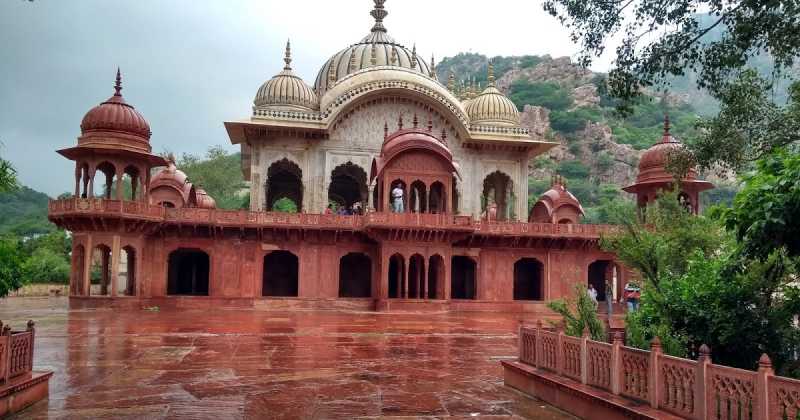 मूसी महारानी की छतरी - पिता की याद में बेटे ने बनवाई 