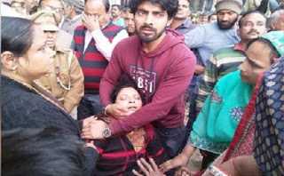 इतनी क्रूरता कहां से आ गई कि एक घायल पुलिस अधिकारी को घेर-घेर कर मार दिया गया?