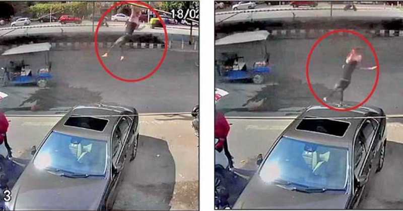 दिल्ली में फ्लाइओवर से गिरी महिला, बची जान