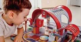 बच्चा-ईश्वर का मनोरंजक खिलौना