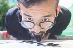 यह शख्स जीभ से बनाता है गज़ब पेंटिंग...