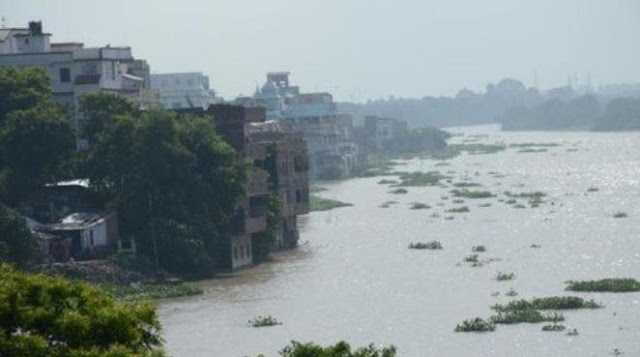 तीन दिन में गंगा के जलस्तर में होयत 1 फीट केर बढ़त।     