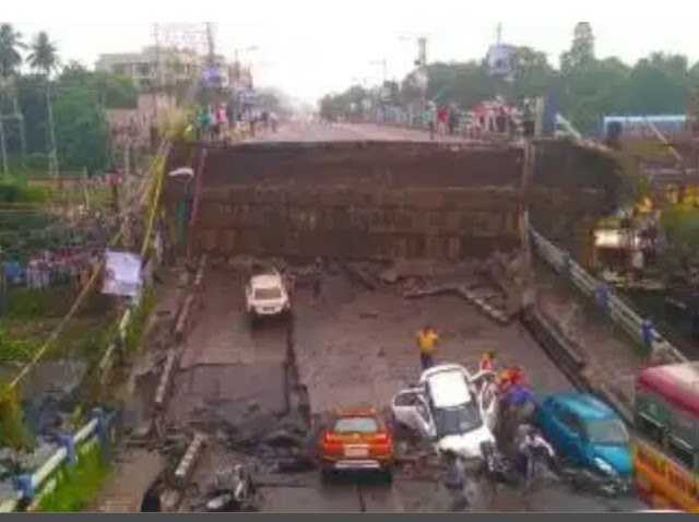 कोलकाता में माझेरहाट फ्लाईओवर गिरला सँ, 1 गोटाक मृत्यु , 24 घायल ।।