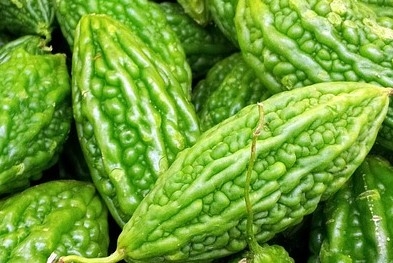 करेले का जूस पीने के 10 चमत्कारी फायदे और पीने का सही तरीका