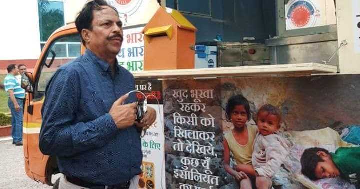 आगरा  के चौराहो पर 10 रुपए में खाना,डावर ट्रस्ट और सेवा भारती की पहल 