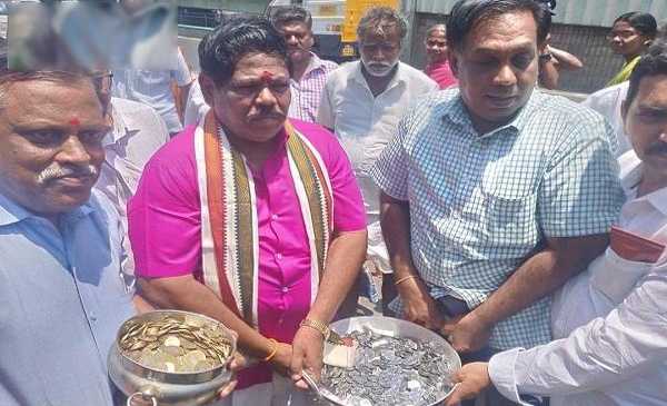 ಪಾತ್ರೆಗಳಲ್ಲಿ ಚಿಲ್ಲರೆ ತಂದು ರೂ.25000 ಚುನಾವಣಾ ಠೇವಣಿ ಪಾವತಿಸಿದ ಅಭ್ಯರ್ಥಿ - News Mirchi