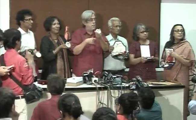 #AwardWapsee: A Farce In A Wrapper Of Intellectual Responsibility